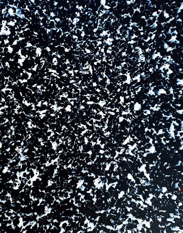 panneau noir avec de nombreuses taches blanches 
