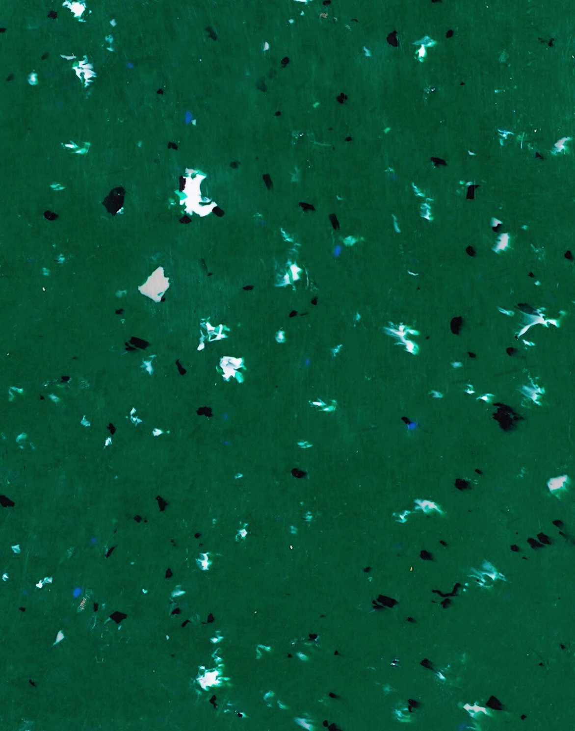 granité vert avec morceaux noirs en moyenne quantité, quelques blancs et petits morceaux bleus